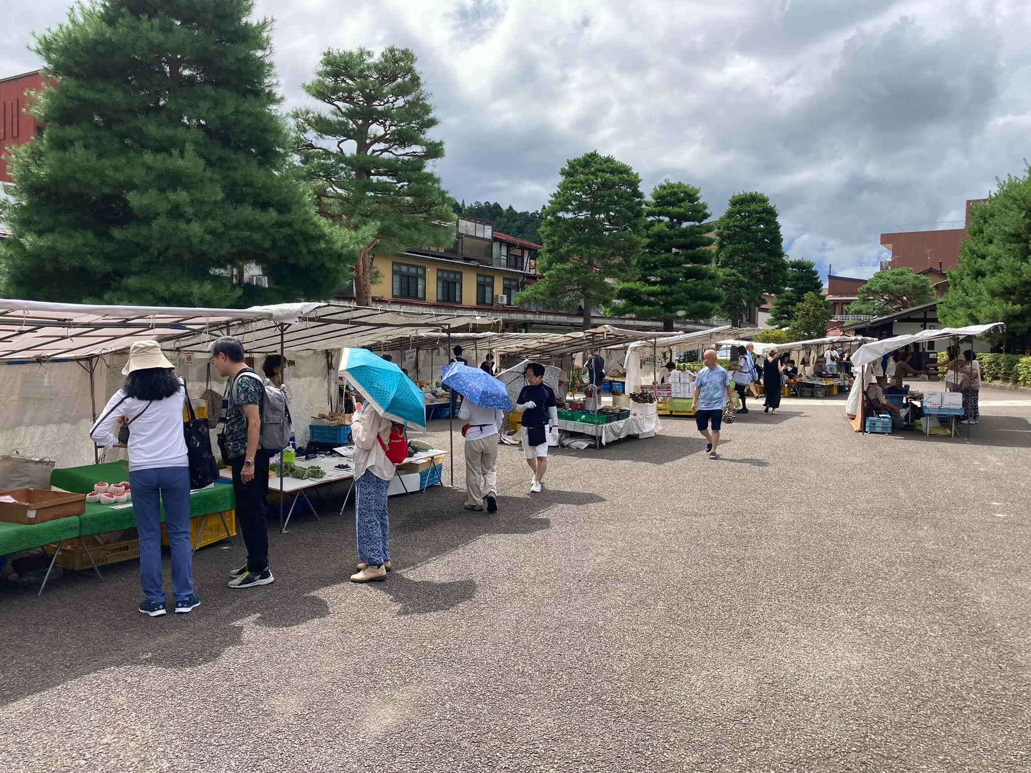 9時に高山市に降りて、陣屋前の朝市で漬け物ゲット